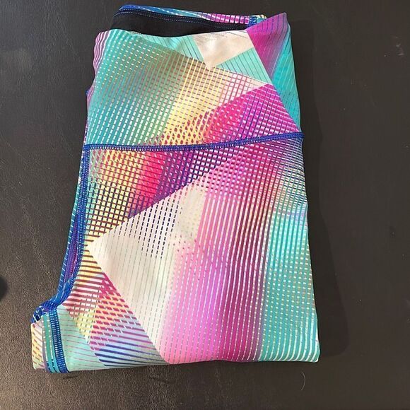 Victoria’s Secret Sport Cropped Leggings. Size Small‎ Multi Color - Picture 3 of 5